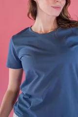 Remera básica de algodón con cuello redondo y manga corta, de calce clásico.