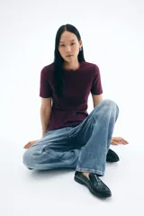 Top de manga corta color borgoña, con escote redondo y peplum acampanado en la cintura.