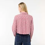 Camisa de manga larga con diseño de cuadros vichy en color rojo y blanco, con delicados bordados florales en toda la prenda, cuello camisero y cierre frontal de botones.