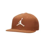 Gorra tipo snapback blanca con el logo de Jordan Jumpman bordado en negro en la parte frontal.