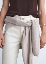 Jeans blancos de tiro alto, corte culotte y bajo deshilachado, con cierre de cremallera y botón, trabillas y bolsillos traseros.