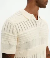 Polo de manga corta confeccionada en punto de algodón con diseño texturizado de cabos y relevos. Presenta cuello polo con abertura en V y un calce cómodo.