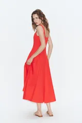 Vestido midi de popelín confeccionado en algodón, color marrón, con escote cuadrado, tirantes anchos y diseño acampanado con paneles godets. Cuenta con cierre lateral de cremallera oculta.