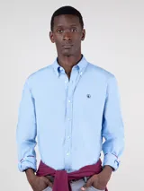 Camisa celeste de algodón con cuello abotonado, corte regular fit, manga larga terminada en puño simple y logo bordado en el pecho.