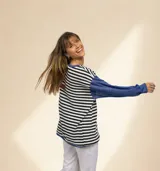 Buzo tejido a rayas horizontales en blanco y negro, con mangas largas de tejido con lurex azul.