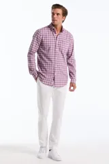 Camisa de manga larga con diseño a cuadros en tonos rosado, violeta y blanco, con cuello camisero, cierre frontal de botones y un bolsillo aplicado en el pecho.