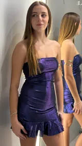 Vestido corto strapless de lurex color azul metalizado, con ajuste al cuerpo y detalle de volado en el ruedo.