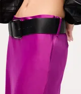 Pollera midi de satén de viscosa color fucsia, con cintura alta y modelado ajustado con leve evasé. Incluye cinturón ancho con hebilla.