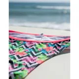 Bikini United Uy modelo Mika, compuesto por un top triangular con tiras cruzadas en la cintura y una bombacha tipo tanga. Presenta un estampado vibrante con motivos florales y geométricos en zigzag, con detalles en color rosa neón.