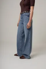 Jean de denim 100% algodón con corte wide leg y tiro alto, de color azul clásico.