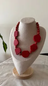 Collar de piedras irregulares y cuentas esféricas de cerámica, en color rojo.