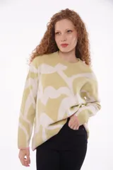 Sweater beige con estampado abstracto en blanco, cuello redondo y terminaciones en color naranja.