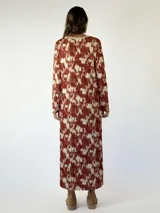 Vestido largo color lila con estampado abstracto en blanco, cuello en V con lurex y mangas largas.