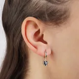 Aros tipo argolla dorados con dije colgante en forma de corazón negro.