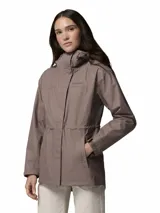 Campera impermeable Columbia modelo Hikebound II, color marrón topo, con tecnología Omni-Tech, capucha ajustable, cierre frontal con solapa, cintura ajustable con cordón y bolsillos laterales con cierre.