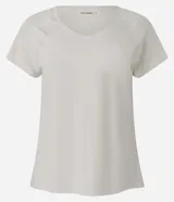 Remera deportiva de microfibra color blanco, con cuello redondo, mangas cortas y paneles laterales con perforaciones para mayor ventilación.
