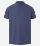 Remera azul de algodón con textura, cuello padre con botones y mangas cortas.