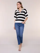 Buzo de tejido de punto con diseño a rayas horizontales en blanco y negro, escote en V con cuello polo, mangas cortas de hombro caído y calce holgado.