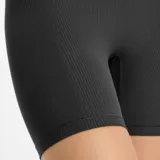 Calza corta deportiva New Balance color negro, de tiro alto y corte ajustado.