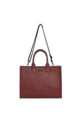 Cartera tipo tote color bordó de cuero sintético con textura granulada, doble asa de mano y correa larga ajustable. Cuenta con un círculo grabado en relieve con diseño y texto al frente.