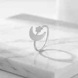 Anillo de plata 925 con diseño de luna creciente y una mini estrella superpuesta.
