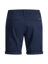 Short chino de corte regular y tejido elástico, con bolsillos laterales y traseros, y botamangas con vuelta.