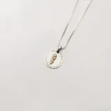 Collar con cadena de eslabones tipo veneciana y dije circular de plata con el símbolo de la medicina (caduceo) en oro 9k en el centro.