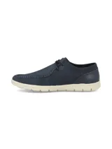 Zapato de estilo casual tipo mocasín en color azul, confeccionado en cuero con costuras reforzadas y suela de goma en tono crema.