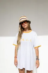 Remerón lila con cuello y mangas con ribete azul y estampado frontal con letras azules.