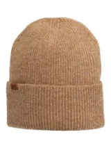Gorro tipo beanie de tejido acanalado en color caramelo, con doblez en el borde y pequeña etiqueta de cuero sintético con logo grabado.