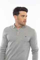 Sweater estilo polo de manga larga, confeccionado en una mezcla de algodón orgánico y cashmere. Presenta cuello polo con cierre de botones, puños y dobladillo acanalados, y logo bordado en el pecho.