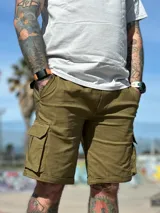 Bermuda cargo color verde militar con bolsillos laterales con solapa, corte recto y largo hasta la rodilla.