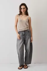 Blusa de punto color tostado con sutil brillo, escote en V y breteles finos.