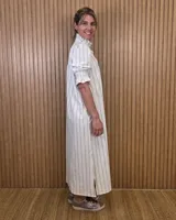 Vestido midi marrón con textura sutil, cuello alto fruncido, cierre frontal con botones y mangas cortas abullonadas con elástico.