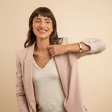 Brazalete tipo esclava rígida de diseño minimalista y superficie lisa, confeccionado en plata 925.