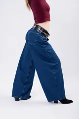 Jean baggy de tiro bajo en color azul denim clásico, con corte extra ancho y caída fluida.
