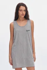 Vestido playero gris melange con efecto washed, sin mangas, escote redondo y detalle de bordado en el pecho.