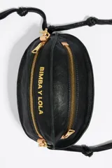 Bolso bandolera pequeño en forma de pelota color plateado, con cierre de cremallera, asa de cadena y logo estampado.