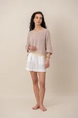 Sweater de tejido de punto a rayas horizontales en tonos beige y blanco, con escote en V y mangas cortas holgadas.