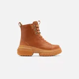 Bota de cuero marrón con cordones, suela de goma chunky acanalada y herrajes metálicos.