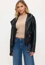 Chaqueta motera de cuero sintético color negro con capucha integrada. Presenta cierre frontal, cierres metálicos en los puños y cinturón ajustable en la cintura.