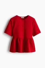 Top rojo de manga corta con escote redondo, botones forrados adelante y peplum.
