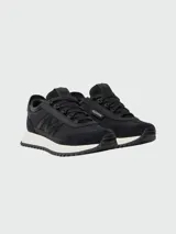 Zapatillas Moncler modelo Pacey2, color negro, confeccionadas en ante y nobuk, con suela dentada en contraste de color blanco y negro.