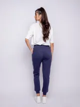 Pantalón de jogging gris con pretina elastizada, bolsillos laterales y felpa en el interior.