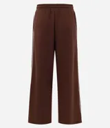 Pantalón de buzo de corte recto, color marrón, con cintura elástica y franjas laterales en contraste. Confeccionado en tejido de algodón y poliéster con interior de felpa.