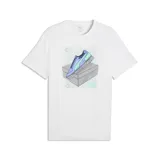 Remera blanca de manga corta con estampado gráfico central que representa un champión Puma sobre una caja de calzado.