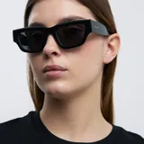 Gafas de sol negras con diseño cat eye y montura superior plana. Lentes polarizadas alemanas con protección UV400, recubrimiento anti-scratch y superhydrophobic.