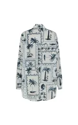 Camisa de manga larga con estampado azul y blanco de inspiración tropical y pañuelo, cuello clásico y ajuste holgado.