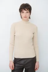 Polera de tejido morley con cuello alto, manga larga y ajuste al cuerpo.