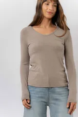 Remera de manga larga color beige, con escote redondo levemente abierto y calce regular. Confeccionada en tejido suave, liviano y con leve elasticidad.